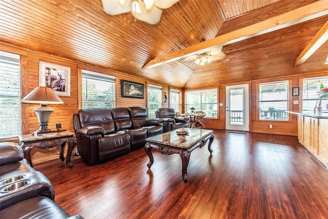 Durable laminate floors throughout | Image 19