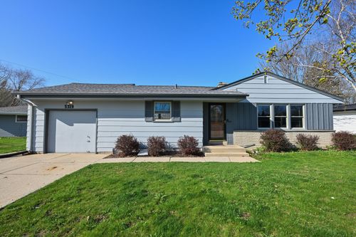 5319 Lakeside Dr, Greendale, WI, 53129-1926 | Card Image