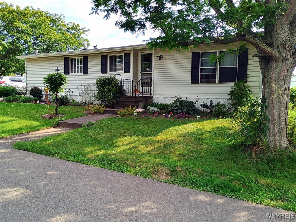 Roxbury Dr, Hamburg, NY 14075