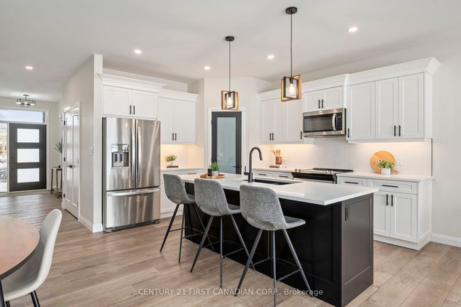 6 - 32 Postma Cres, House attached with 2 bedrooms, 2 bathrooms and 2 parking in Ailsa Craig ON | Image 8