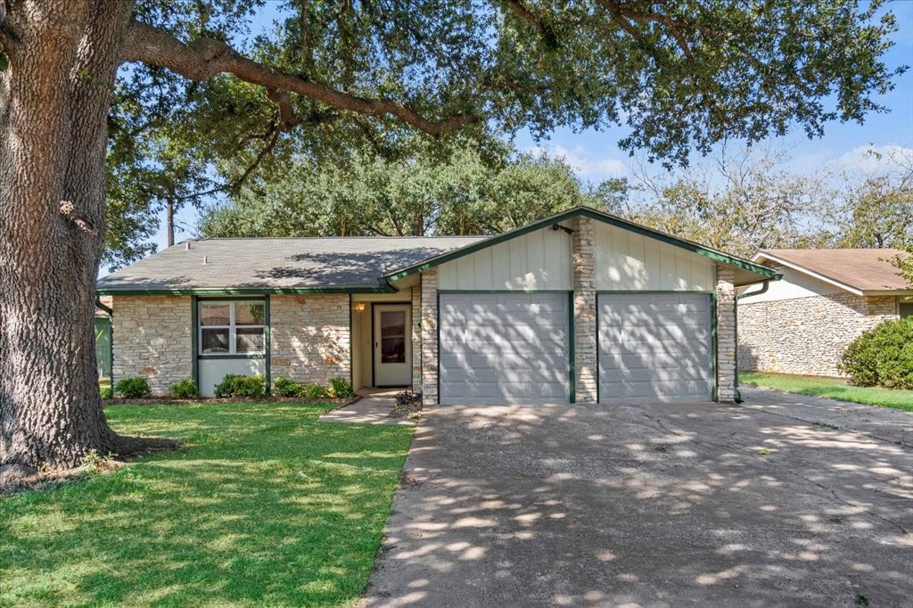Smith Ave, Taylor, TX 76574