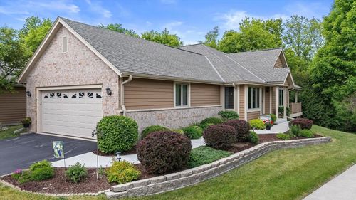 b-W243N2205 Deer Park Court, Pewaukee, WI, 53072 | Card Image