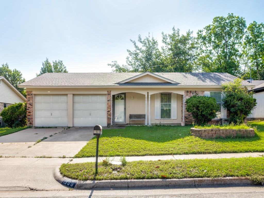 Victoria Dr, Arlington, TX 76012