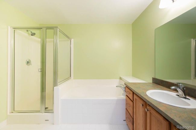 28460 Carlton Way Dr, Condo with 2 bedrooms, 2 bathrooms and null parking in Novi MI | Image 29