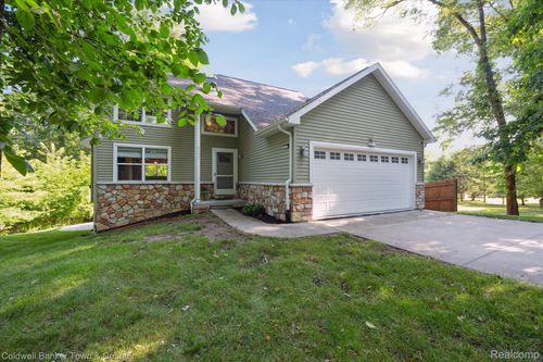 4577 Oaklawn Dr, Pinckney, MI, 48169-8704 | Card Image