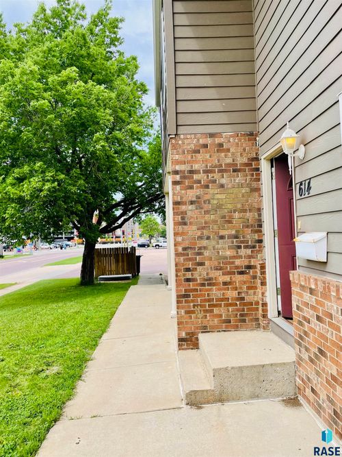 614 E 614 E 6th St Street, Sioux Falls, SD, 57103 | Card Image