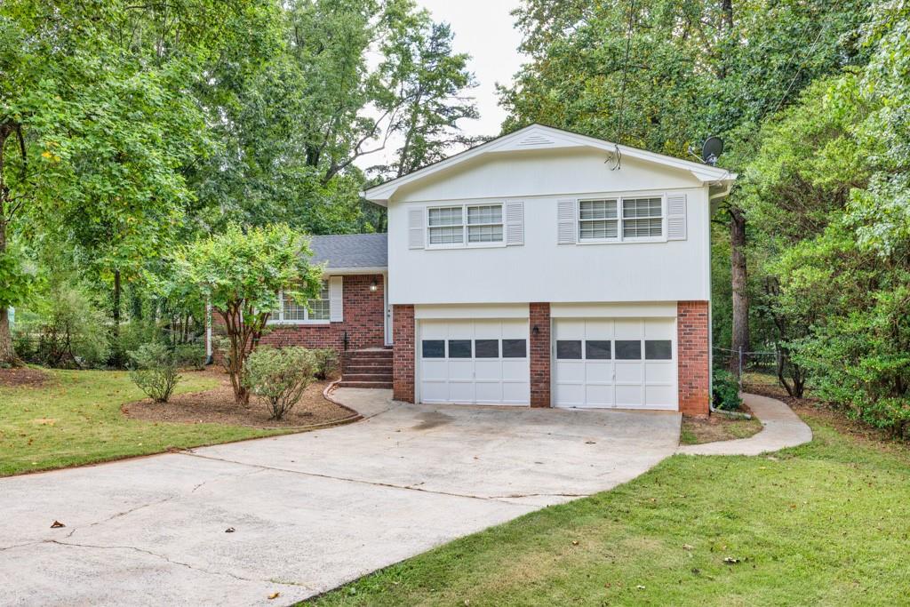 Crestwood Ct, Stone Mountain, GA 30087