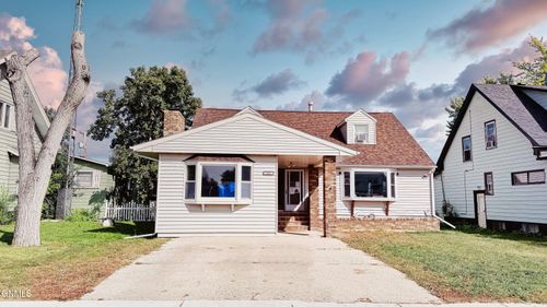 608 4th Ave E, Williston, ND, 58801-5524 | Card Image