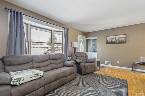 35739 Thames St, Westland, MI, 48186-8232 | Card Image