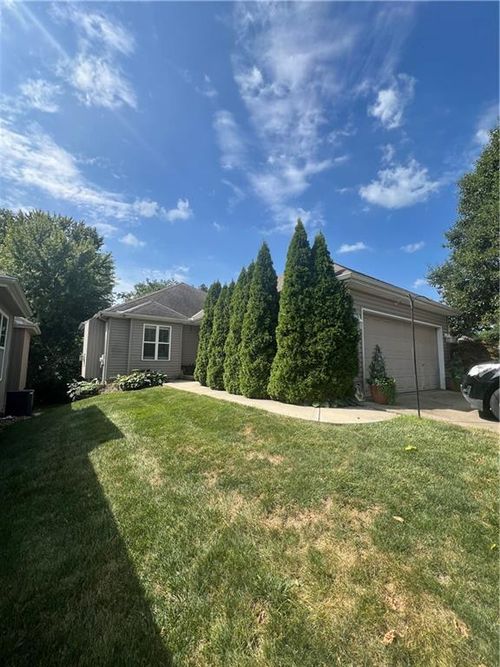 101 N Heatherton Ct, Gladstone, MO, 64118-3153 | Card Image