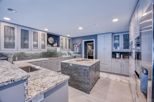 5292 Pond Bluff Dr, West Bloomfield, MI, 48323-2442 | Card Image