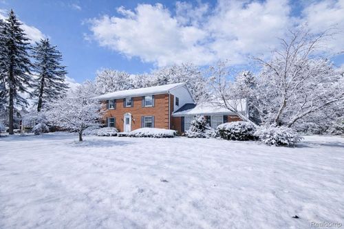 8276 Appleway Dr, Grand Blanc, MI, 48439-2001 | Card Image