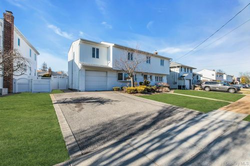 2505 Walters Ct, Bellmore, NY, 11710-4822 | Card Image