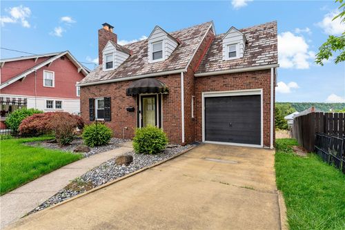 415 Pershing Dr, New Kensington, PA, 15068-5926 | Card Image