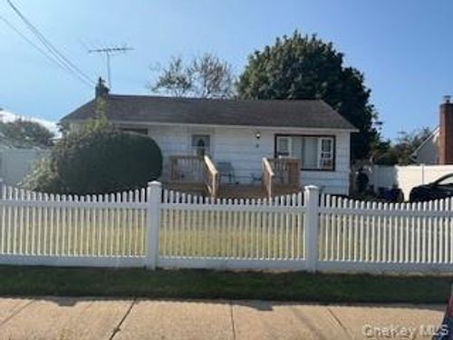 11 Benjoe Dr, Amityville, NY, 11701-1633 | Card Image