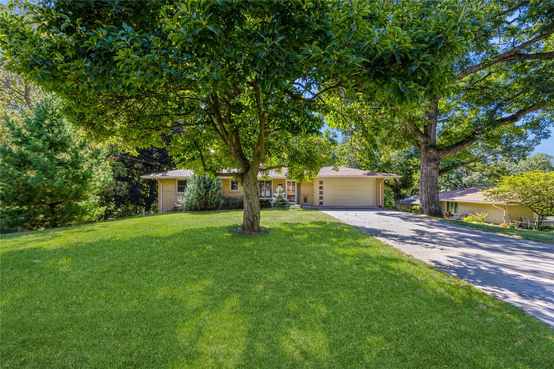 67th Pl, Des Moines, IA 50313