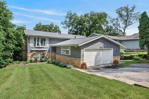 306 Apache Trl, Lake In The Hills, IL, 60156-1407 | Card Image