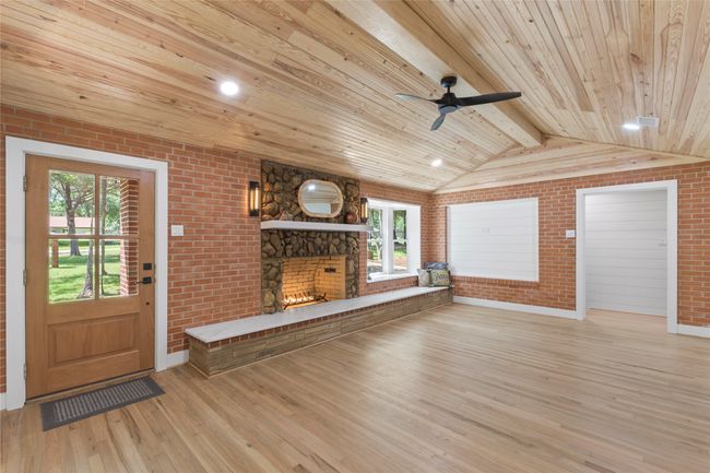 1st living area | Image 6