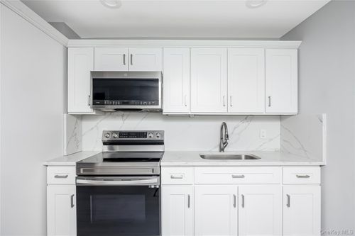 apt-2e-218 Sunrise Hwy, Rockville Centre, NY, 11570-4927 | Card Image