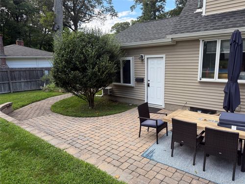 10 Oakwood Ave, Miller Place, NY, 11764-2321 | Card Image
