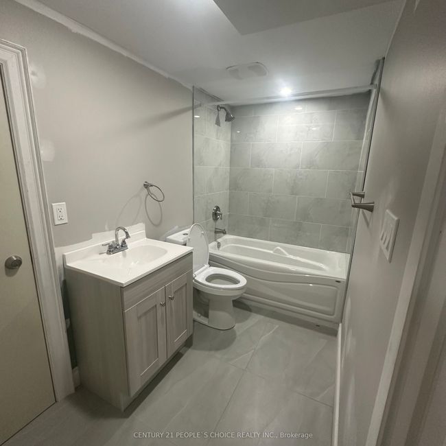 UNIT-2 - 199 Avondale Blvd, House attached with 3 bedrooms, 2 bathrooms and 2 parking in Brampton ON | Image 7