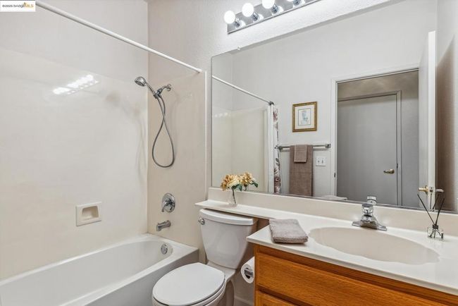 664 Prince Albert Way, Home with 2 bedrooms, 2 bathrooms and 1 parking in Brentwood CA | Image 35