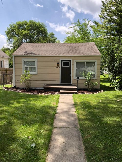 1425 Cypress St, Saginaw, MI, 48602-2827 | Card Image