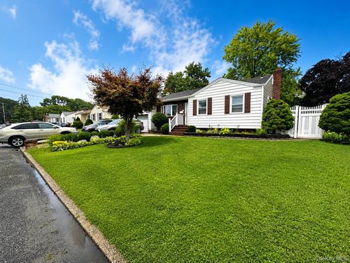 80 Carroll St, Brentwood, NY, 11717-2631 | Card Image