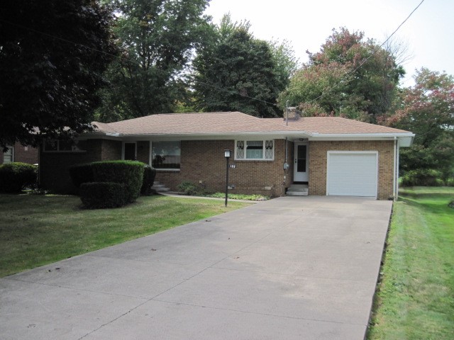 Lowry Rd, Erie, PA 16511