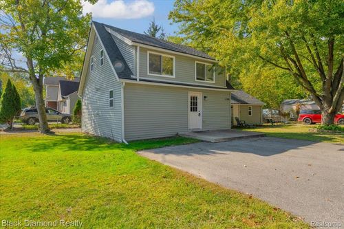 21487 Averhill St, Farmington Hills, MI, 48336-5822 | Card Image