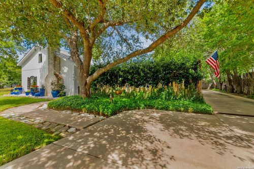 904 N Lincoln St, Fredericksburg, TX, 78624-3970 | Card Image