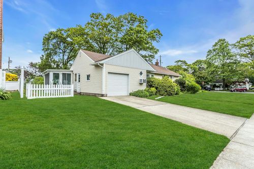 260 Cartwright Blvd, Massapequa Park, NY, 11762-3615 | Card Image