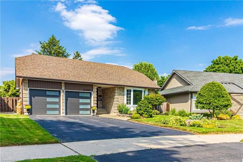 2390 Sinclair Cir, Burlington, ON, L7P3C3 | Card Image