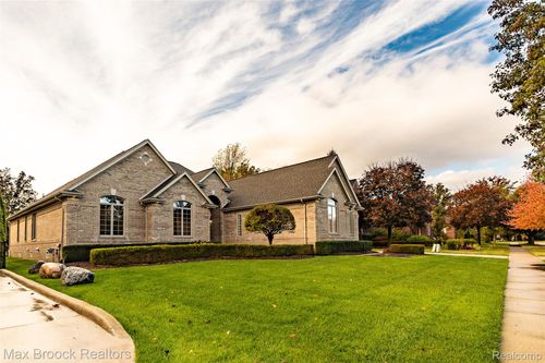 52221 Chickadee, Shelby Township, MI, 48315-6945 | Card Image