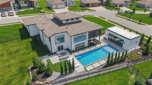 2131 Palisades Dr, Riverside, MO, 64150-8701 | Card Image