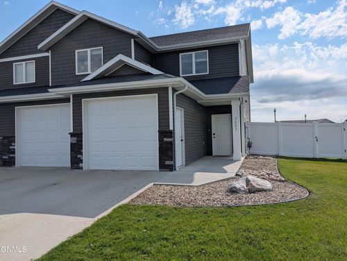 3643 Meridian Dr, Bismarck, ND, 58504-8534 | Card Image