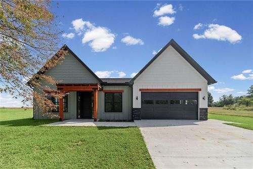 2004 Country Club Dr, Carrollton, MO, 64633-6106 | Card Image