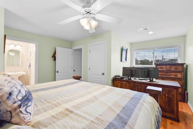 Discover a bright and efficient office nook, ideal for productivity. | Image 36