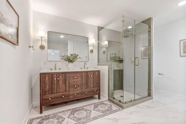 Primary Bathroom | Image 32