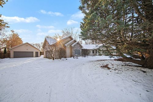 2000 Evergreen Trl, Jackson, MI, 49203-5697 | Card Image