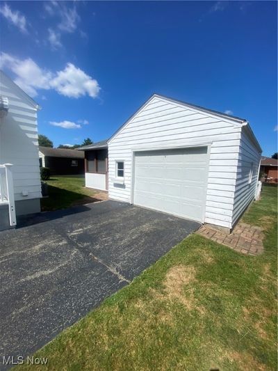 Garage with a lawn | Image 2