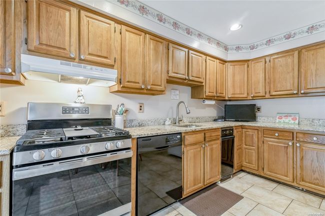 Kitchen with Gas Stove/Oven, Dishwasher and French Door Refrigerator | Image 9