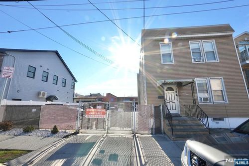 129-125-129 Malvern St, Newark, NJ, 07105-1503 | Card Image