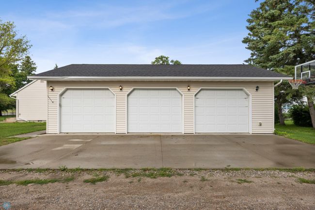 oversized 3 stall garage | Image 4