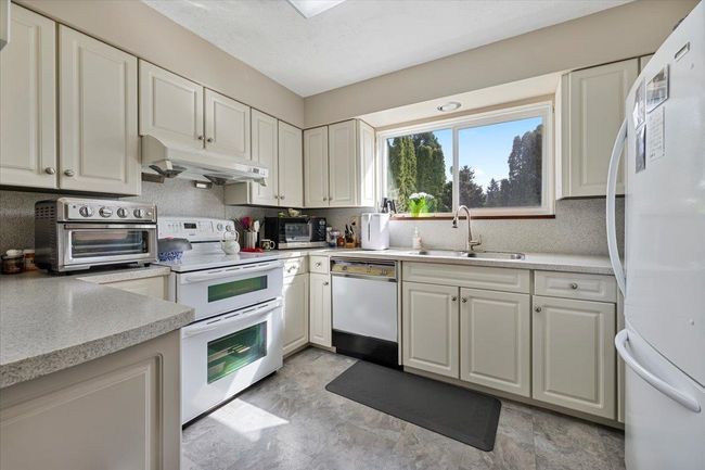 3150 Chrisdale Avenue, House other with 5 bedrooms, 2 bathrooms and 4 parking in Burnaby BC | Image 13