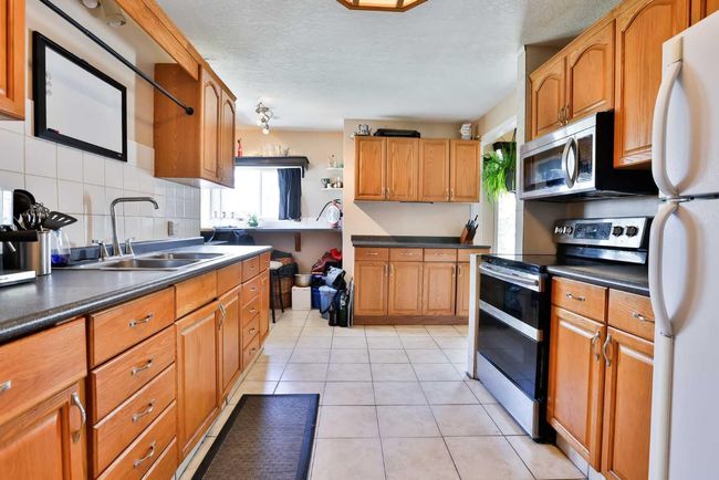 3.43 Acres, House other with 4 bedrooms, 3 bathrooms and null parking in Raymond AB | Image 22