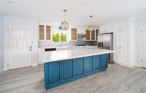 22149 Victory Blvd, Canoga Park, CA, 91303 | Card Image