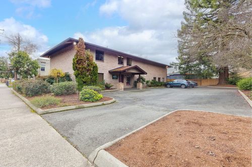 233 Ne B St, Grants Pass, OR, 97526-2108 | Card Image