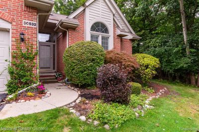 30532 Hazelwood Court, Condo with 2 bedrooms, 3 bathrooms and null parking in Farmington Hills MI | Image 3