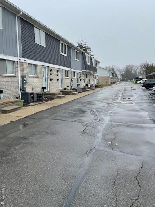 15846 W 11 Mile Rd, Southfield, MI, 48076-3603 | Card Image